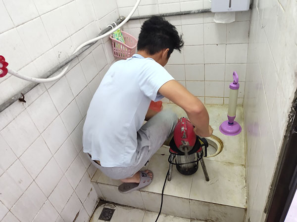 东莞生态园管道堵塞冒臭气 专业师傅现场解决问题