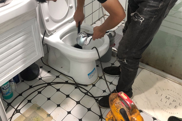 东莞生态园马桶堵塞自己疏通还是找师傅?专业上门服务让你省时更省心